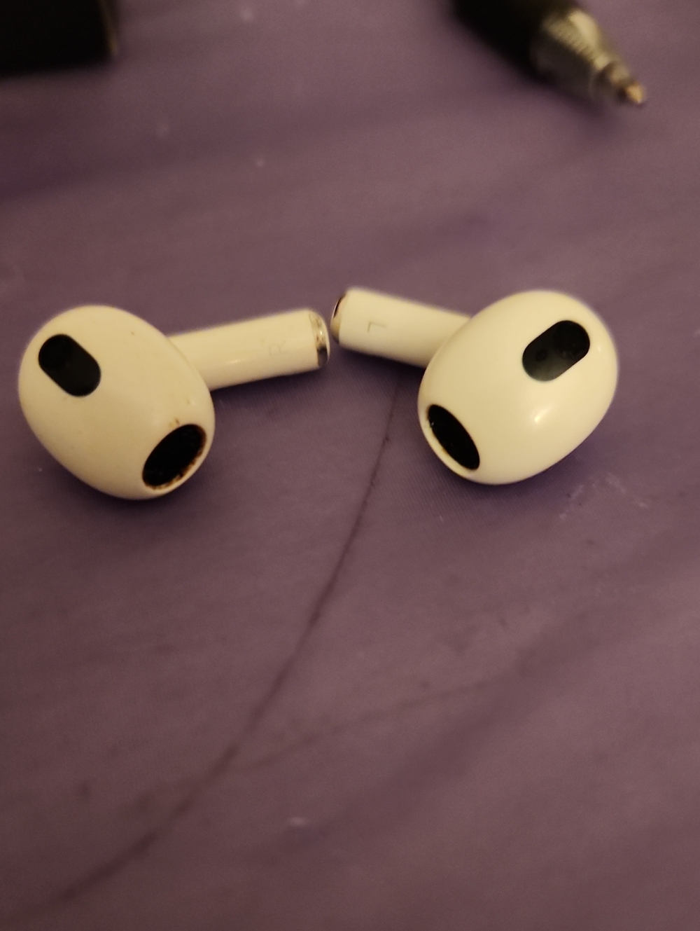 APPLE Wireless White Earbuds Bluetooth Headphones(3rd Generation)